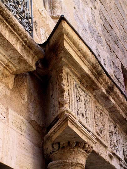 Dtail sur le fronton de la porte en biais